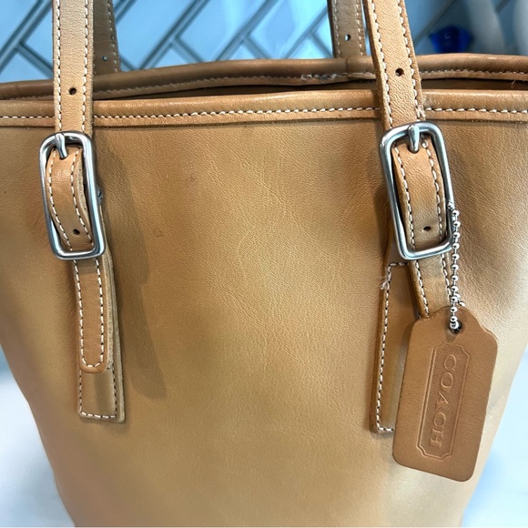 COACH TAN LEATHER BUCKET BAG WITH SILVER HARDWARE - Picture 3 of 15